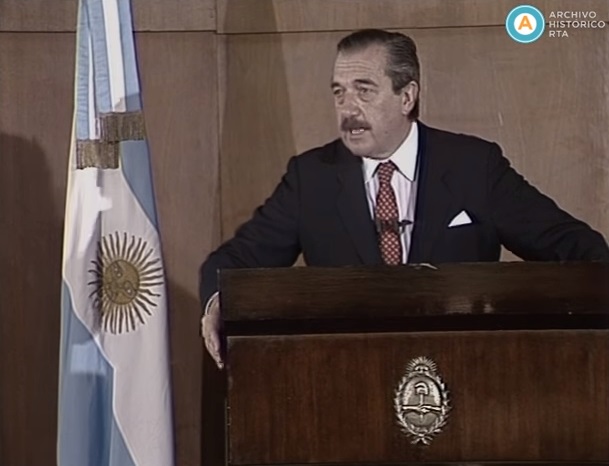 [El presidente Raúl Alfonsín habla con la prensa extranjera] (incompleto)