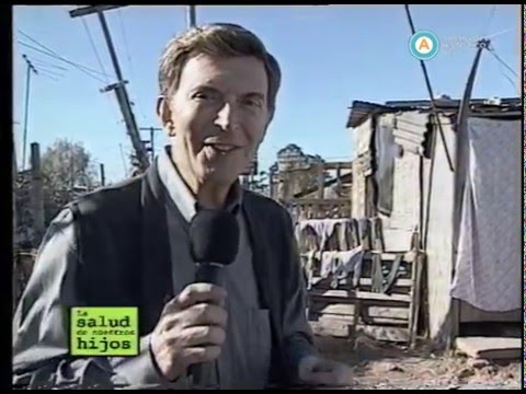 El doctor Socolinsky recorre la villa La Cava, 1999