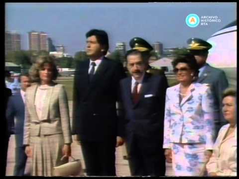 [Raúl Alfonsín recibe a Alan García en el Aeroparque]